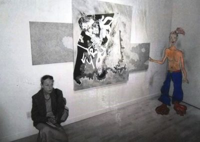 vernissage in einer hippen galerie